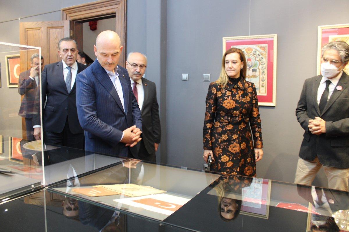 Süleyman Soylu'ya Türk bayrağı hediyesi