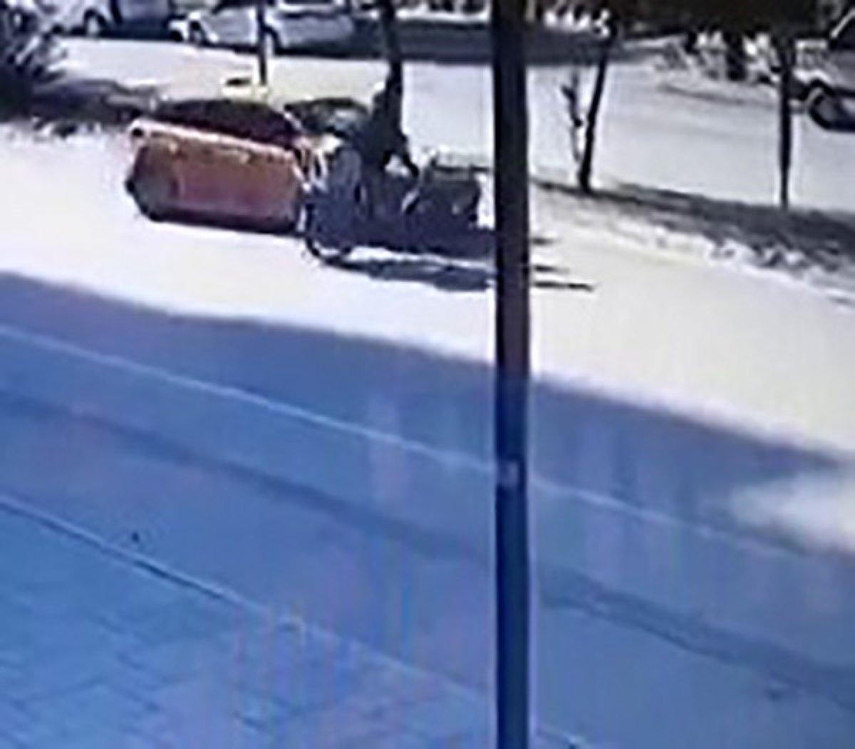 Adana'da ticari taksi bisikletliye çarptı