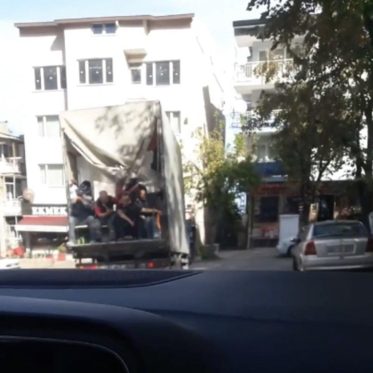 Bursa'da kamyonet kasasında yolculuk