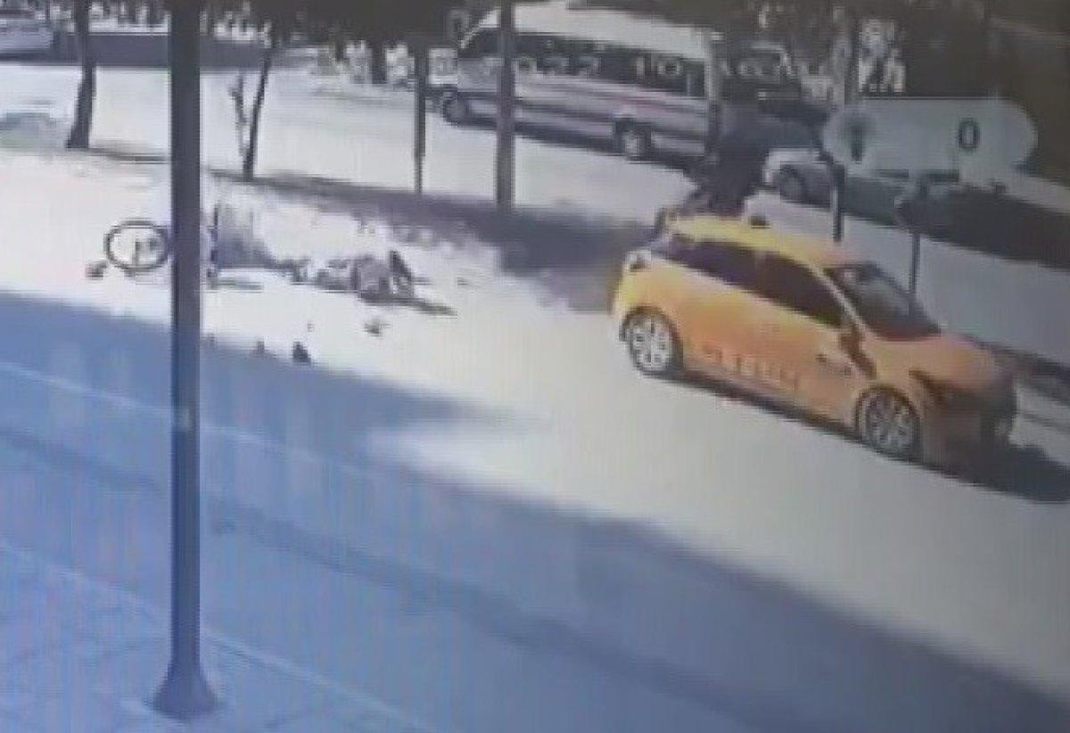 Adana'da ticari taksi bisikletliye çarptı