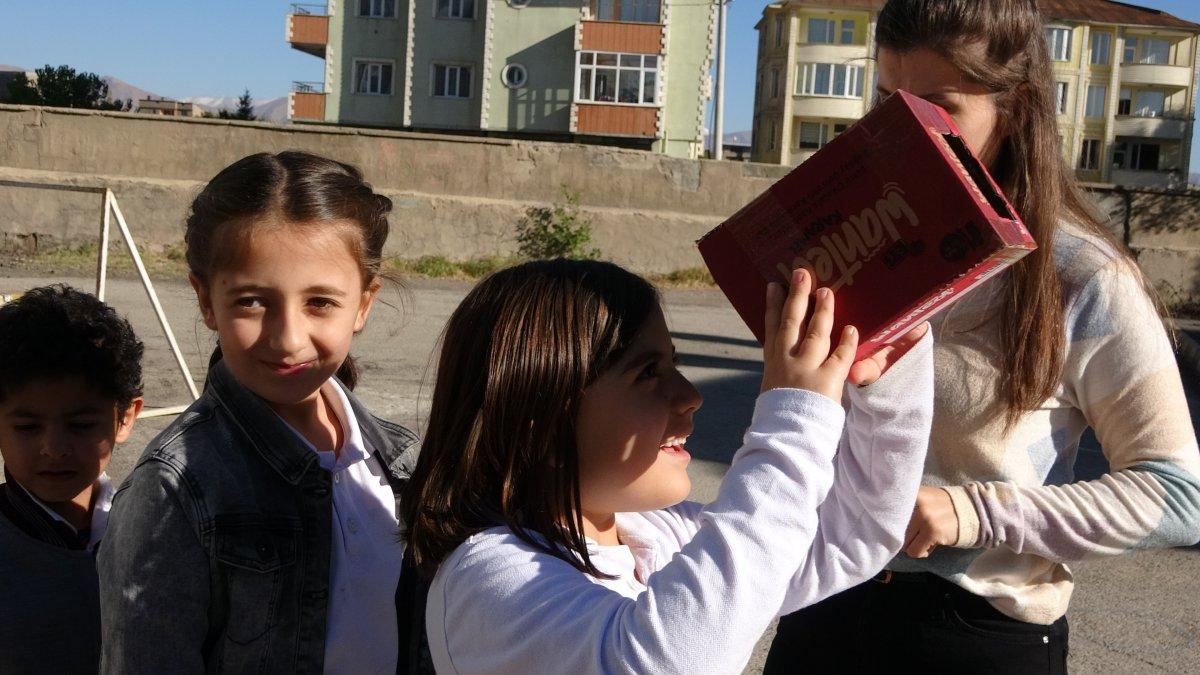 Hakkari'de öğrenciler karton kutu düzeneğinden güneş tutulmasını izledi