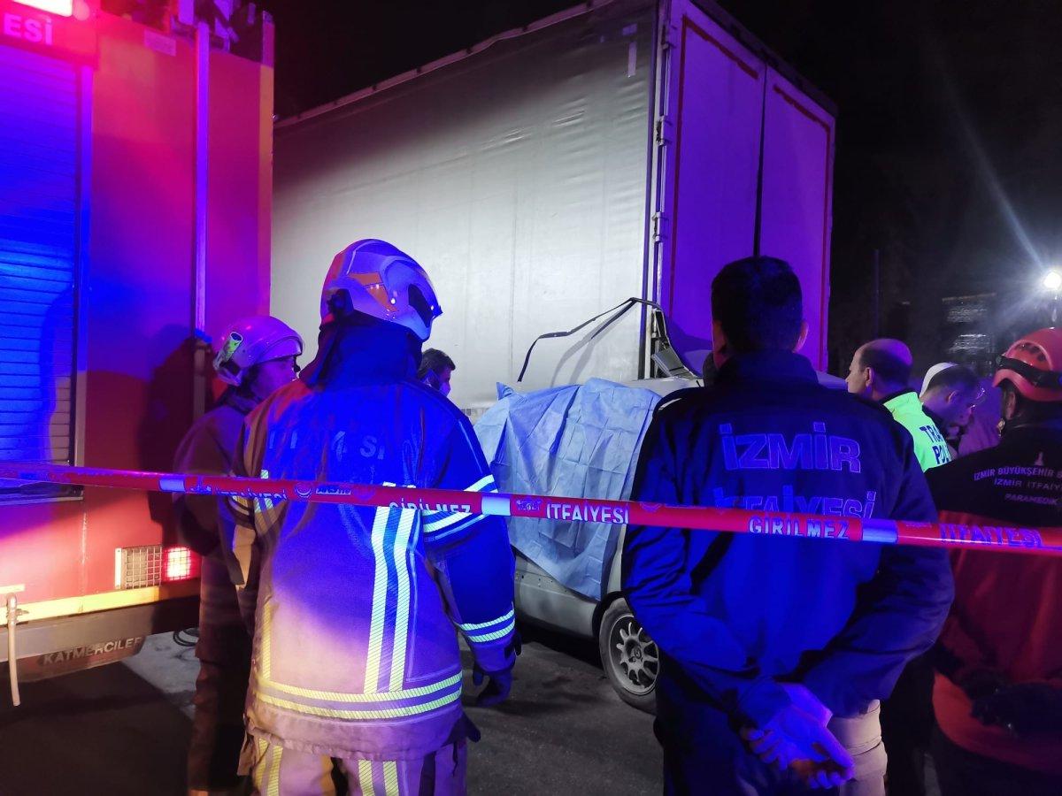 İzmir’de hafif ticari araç tıra ok gibi saplandı: 1 ölü