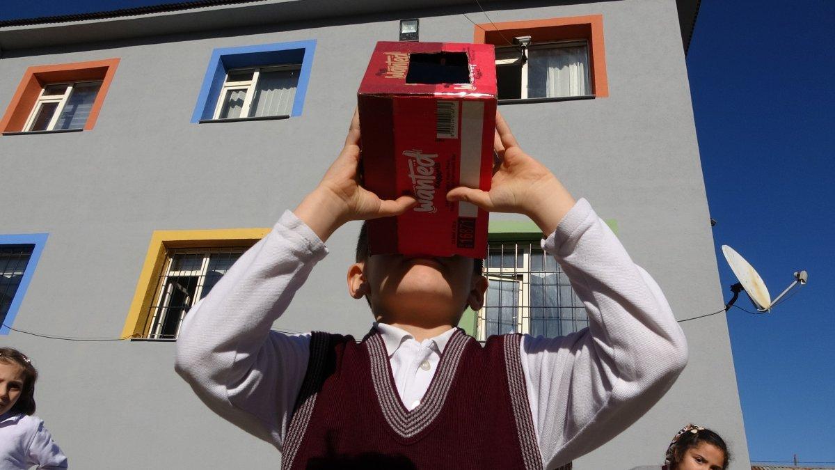 Hakkari'de öğrenciler karton kutu düzeneğinden güneş tutulmasını izledi