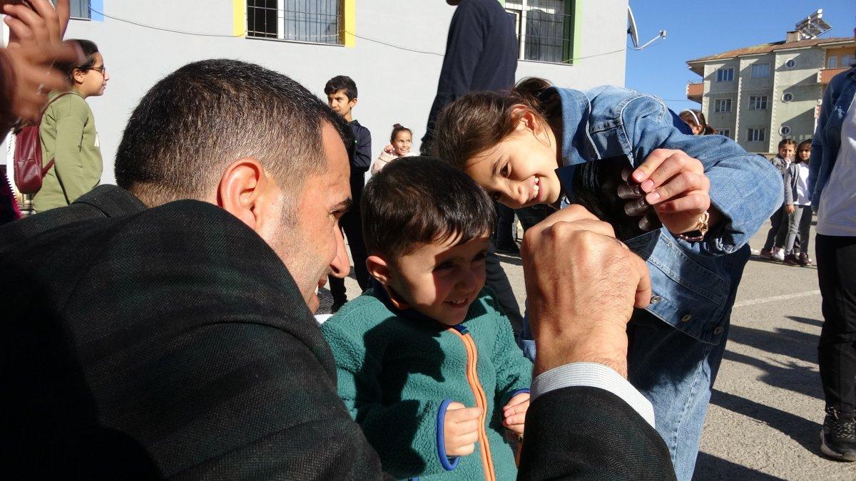 Hakkari'de öğrenciler karton kutu düzeneğinden güneş tutulmasını izledi
