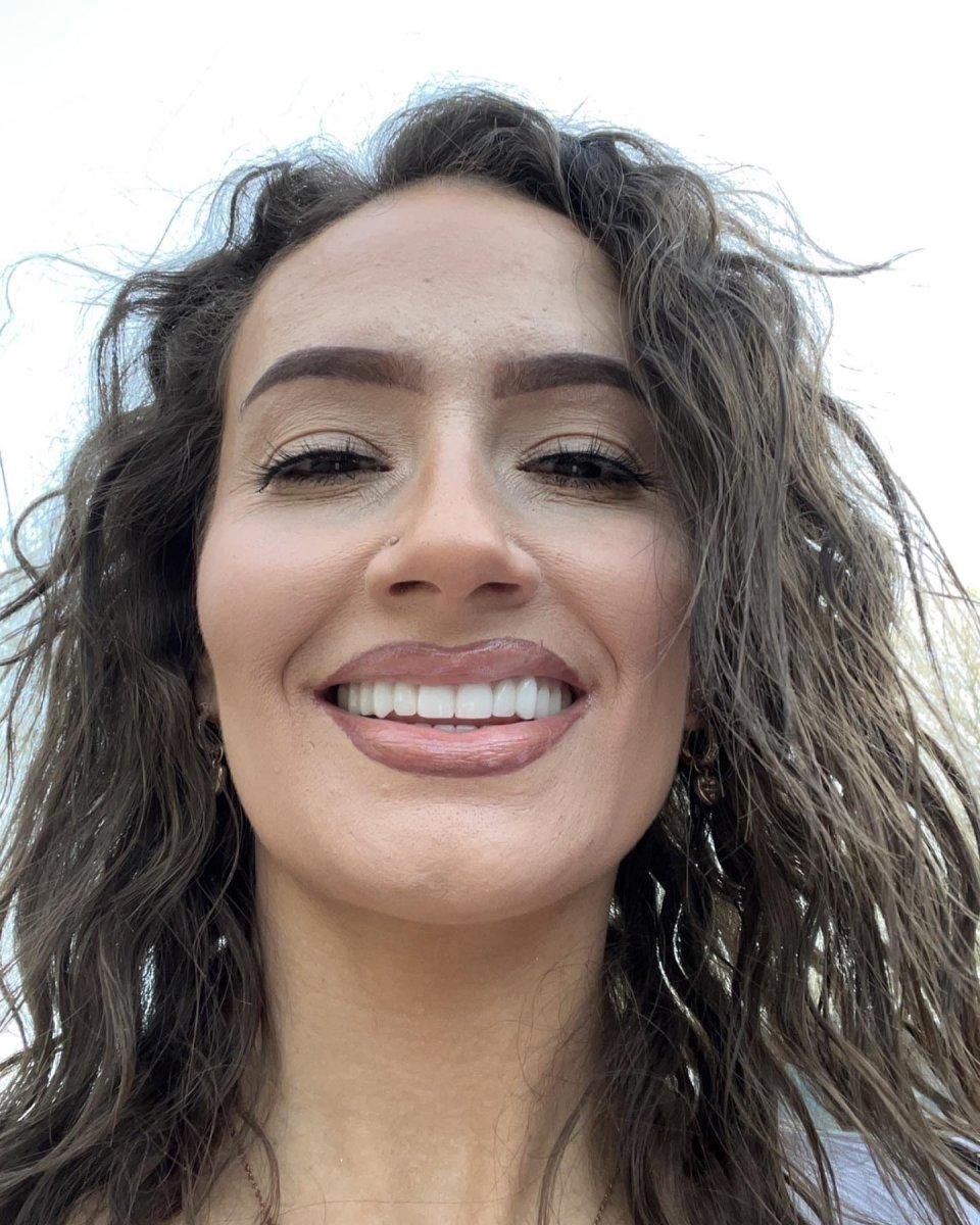 Makyajla kendisini adeta yeniden tasarlayan kadın