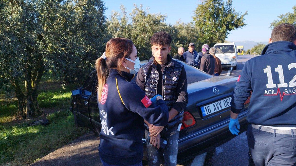 Bursa'da otomobil ilaç tankerine çarptı, 3 kişi yaralandı