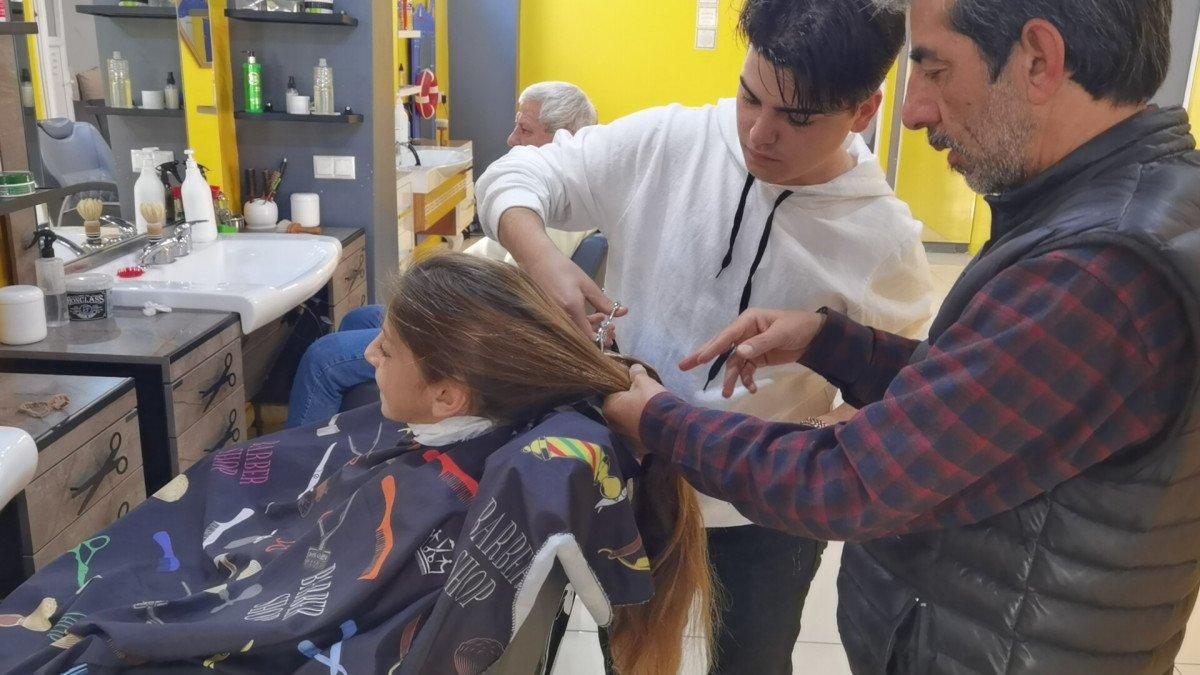 Bursa'da 12 yaşındaki çocuk ilk kez saçlarını kesti