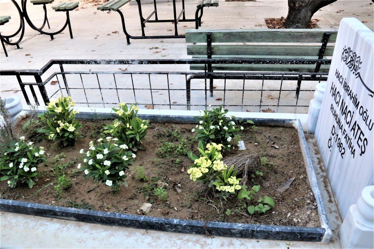 Antalya'da ölmeden mezar yaptıran adam ziyarete gidiyor