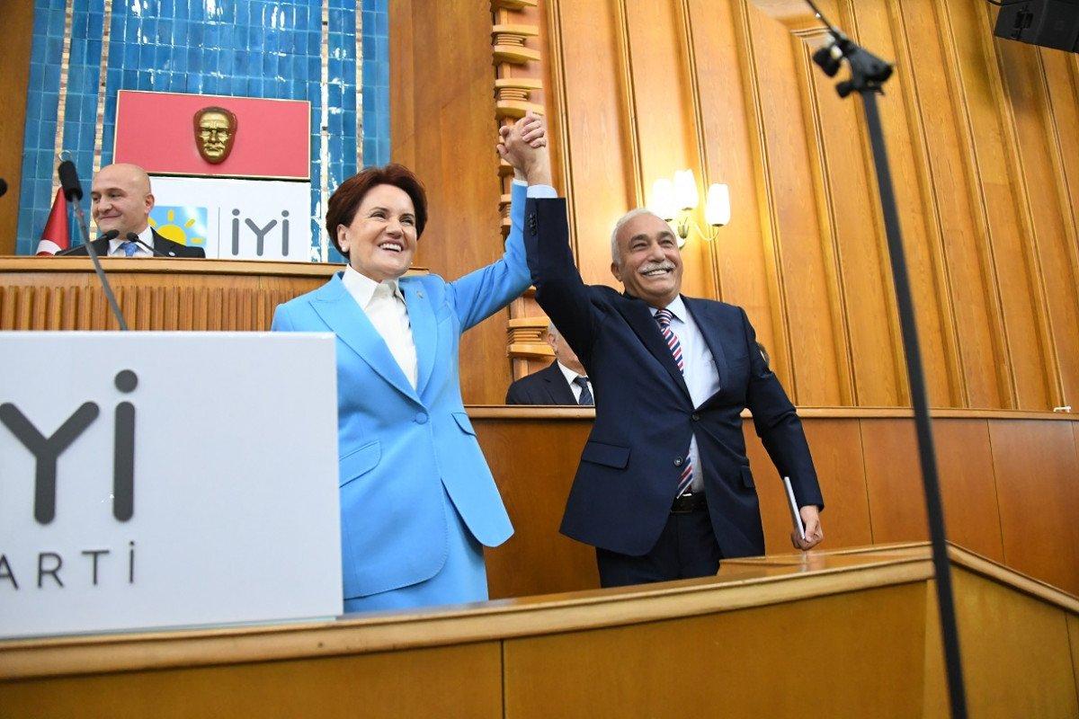 Meral Akşener, Ahmet Eşref Fakıbaba'ya rozetini taktı