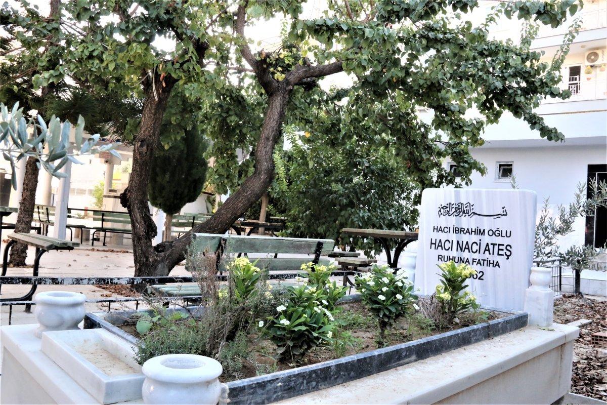 Antalya'da ölmeden mezar yaptıran adam ziyarete gidiyor