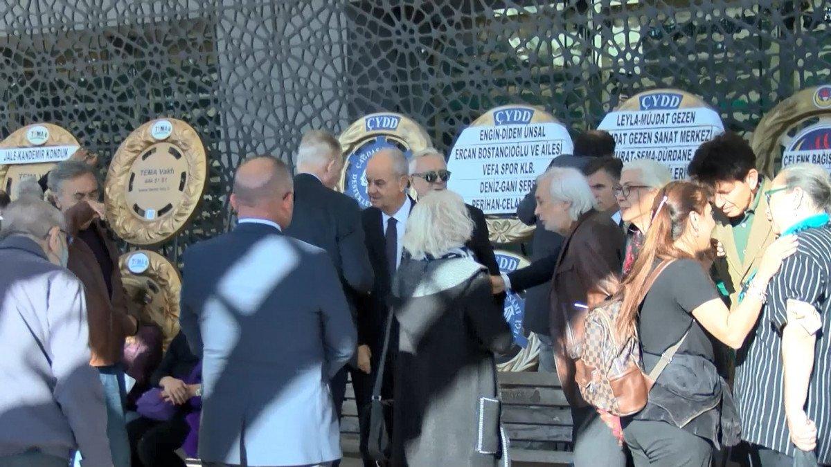 Ablasının cenazesine katılan Müjdat Gezen: Biz daha yaşarız