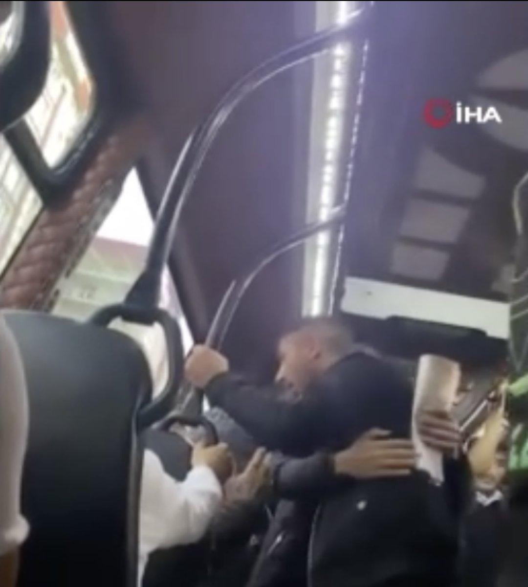 İstanbul'da minibüste yüksek sesli müzik zorbalığı