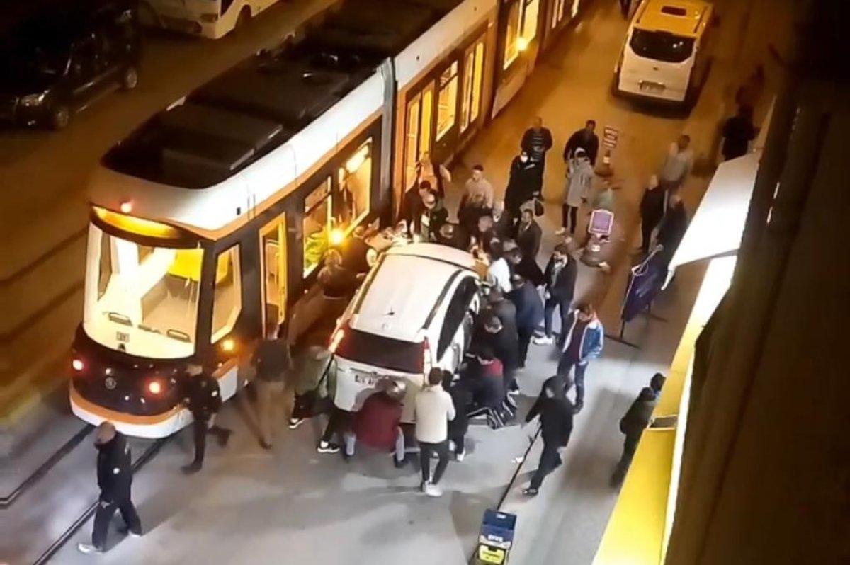 Eskişehir'de sıkışan vatandaş için cipi kucaklayarak kaldırdılar