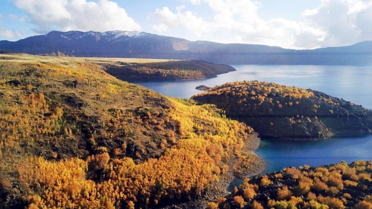 Nemrut Krater'i sonbahar renklerine büründü