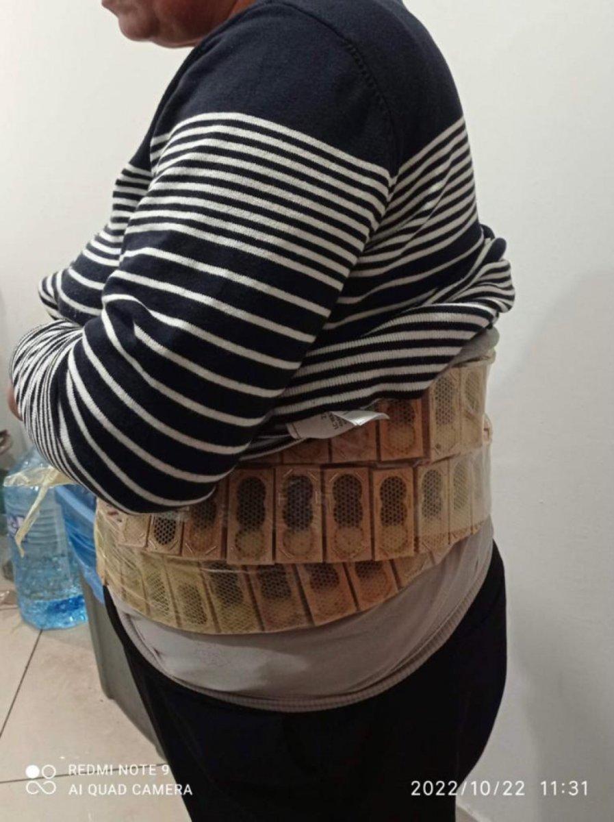 Sarp Gümrük Kapısı'nda bir yolcunun belinde binin üzerinde arı bulundu