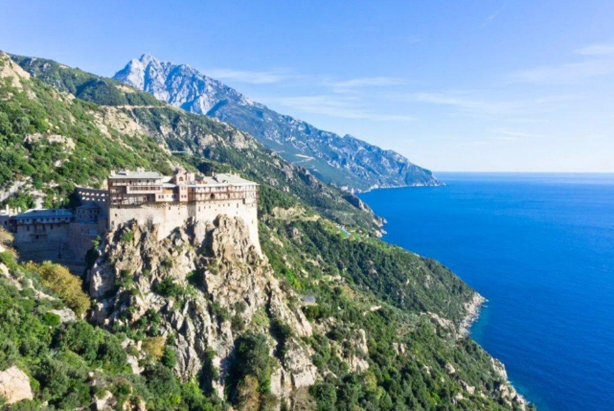 Yunanistan'da Aynoroz Adası'nın bin yıllık gizemi: Dişi hayvanın bile girmesi yasak