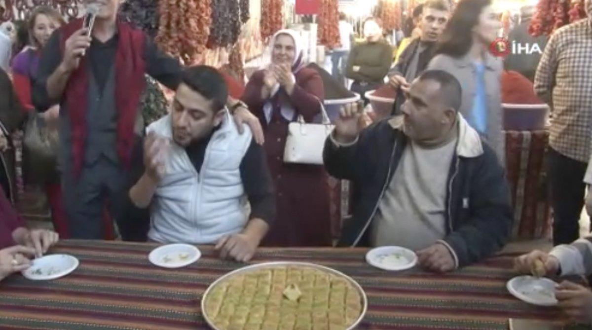 Ankara'da baklava yeme yarışmasından şaşırtan görüntüler