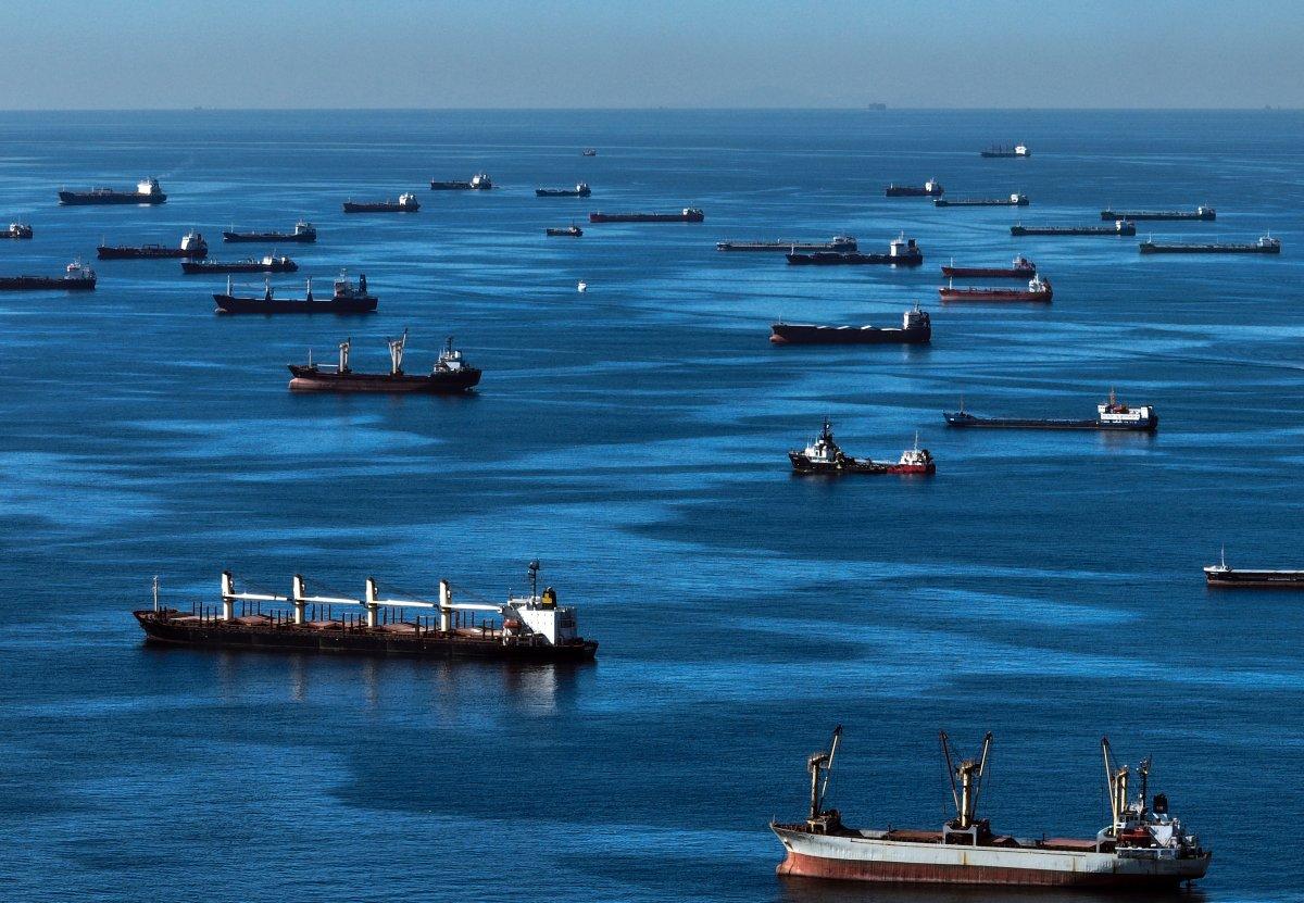 İstanbul’un manzarasını gemiler kapattı