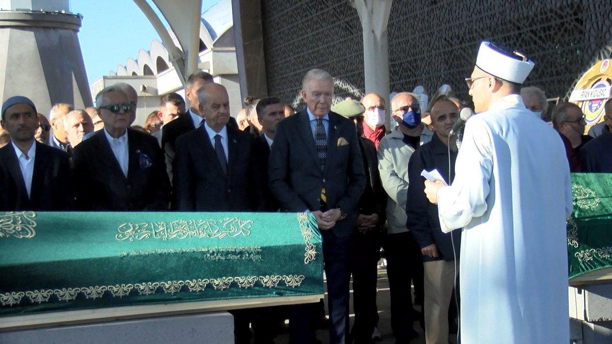 Ablasının cenazesine katılan Müjdat Gezen: Biz daha yaşarız