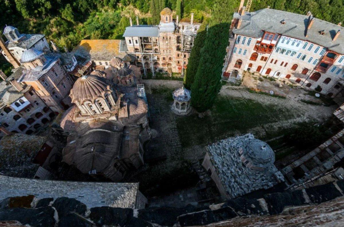 Yunanistan'da Aynoroz Adası'nın bin yıllık gizemi: Dişi hayvanın bile girmesi yasak