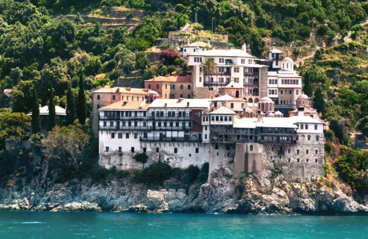 Yunanistan'da Aynoroz Adası'nın bin yıllık gizemi: Dişi hayvanın bile girmesi yasak