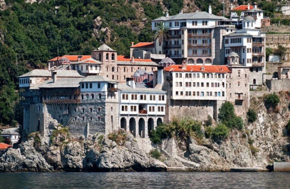 Yunanistan'da Aynoroz Adası'nın bin yıllık gizemi: Dişi hayvanın bile girmesi yasak