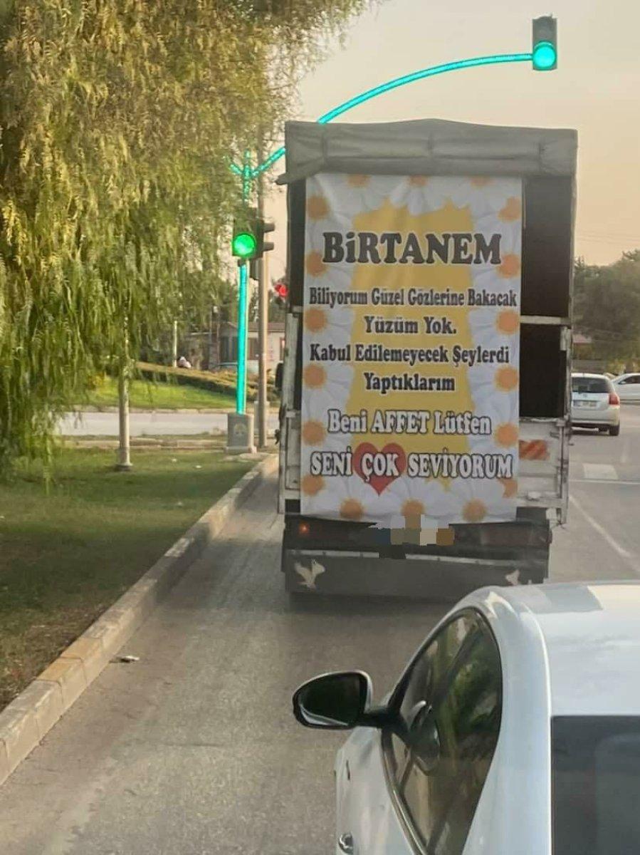 Adana'da kamyonet arkası pankartla özür