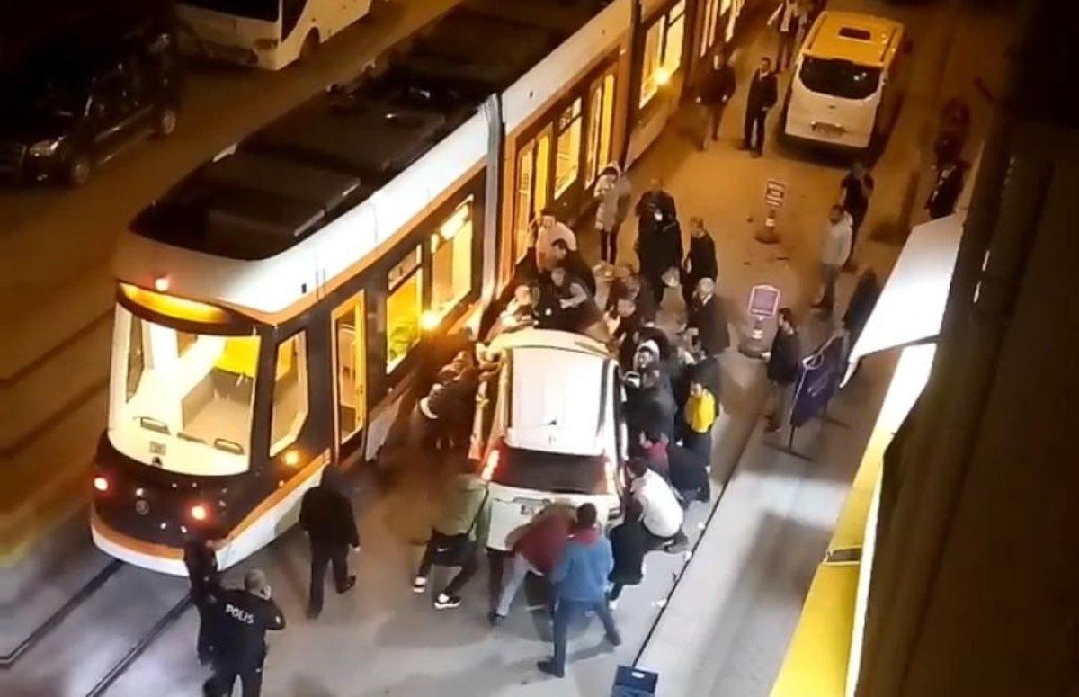 Eskişehir'de sıkışan vatandaş için cipi kucaklayarak kaldırdılar