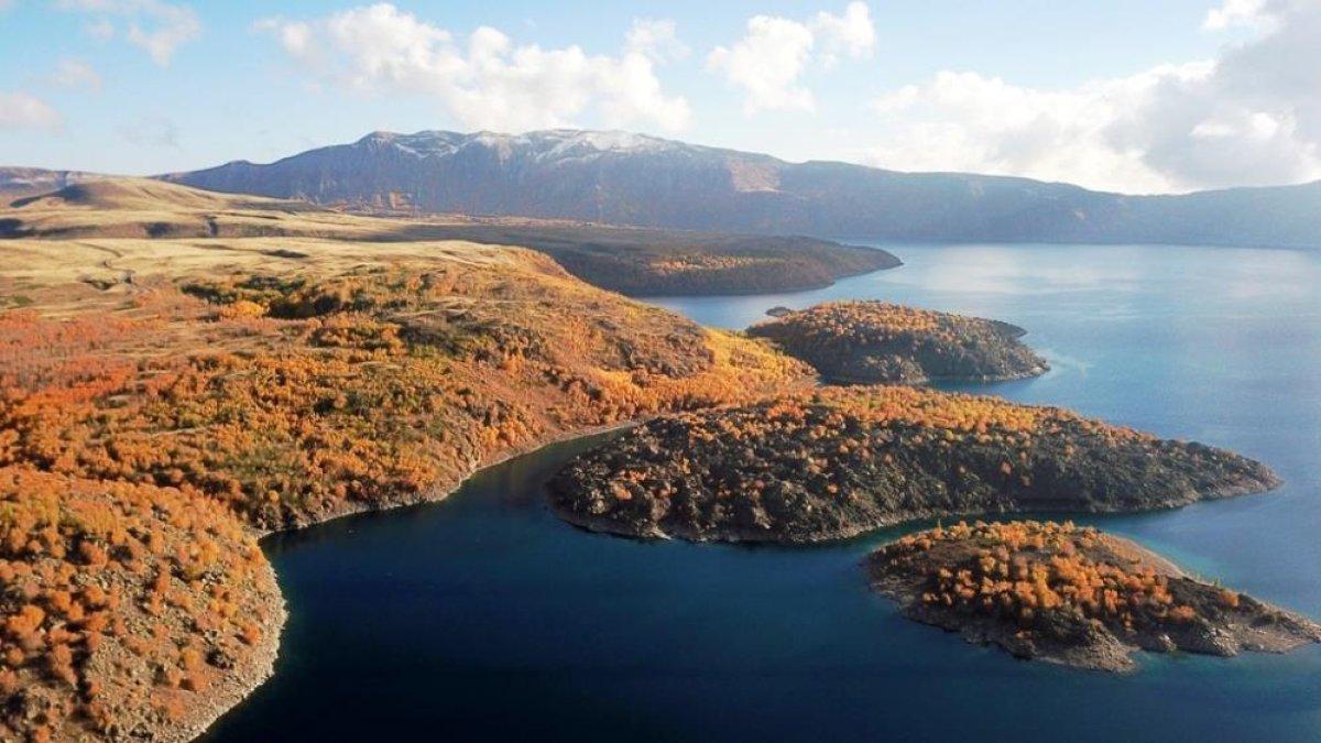Nemrut Krater'i sonbahar renklerine büründü