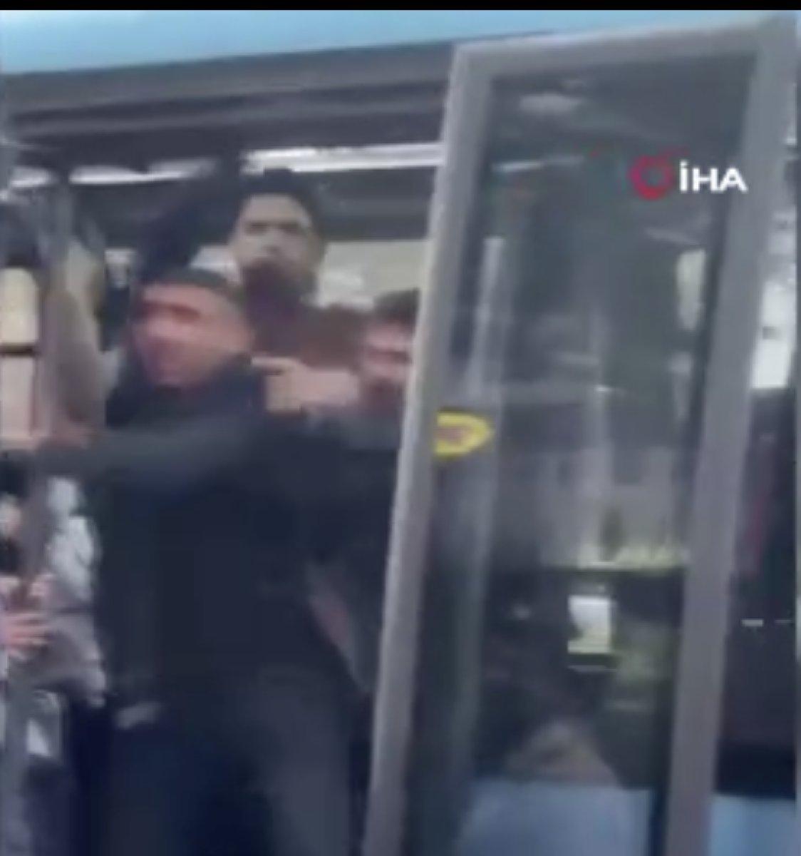 İstanbul'da minibüste yüksek sesli müzik zorbalığı