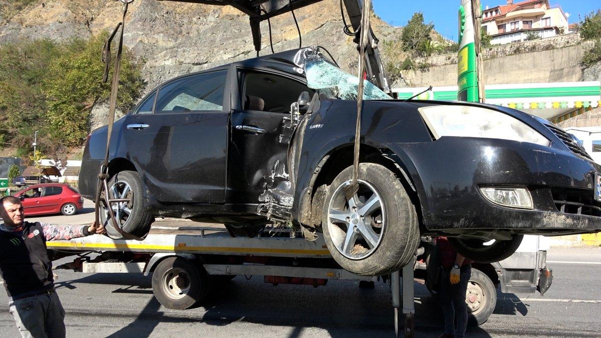 Zonguldak'ta yola yağ dökülünce araç kaza yaptı, 2 kişi yaralandı