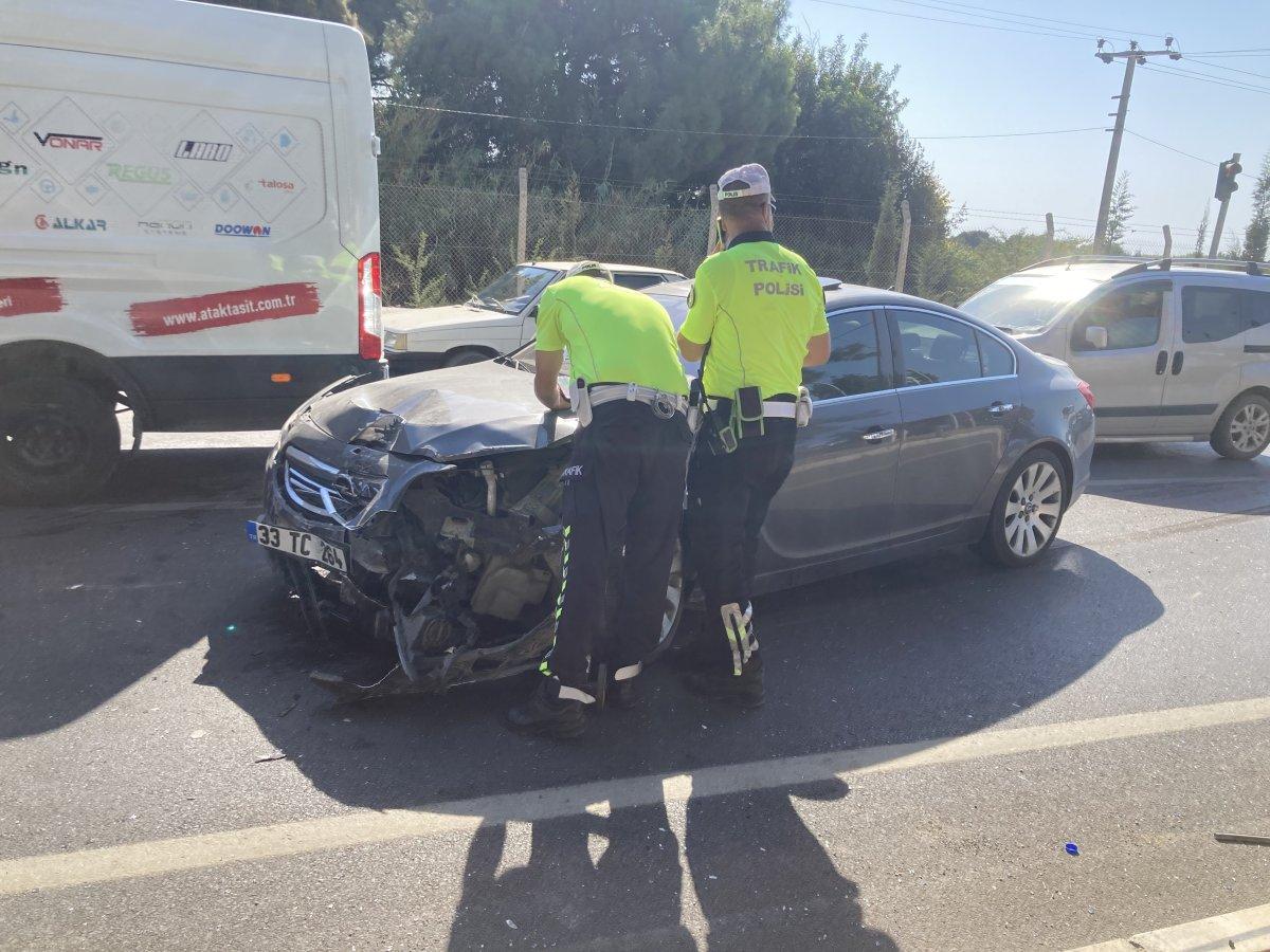 Mersin'deki kazada ortadan bükülen aracın tekeri fırladı