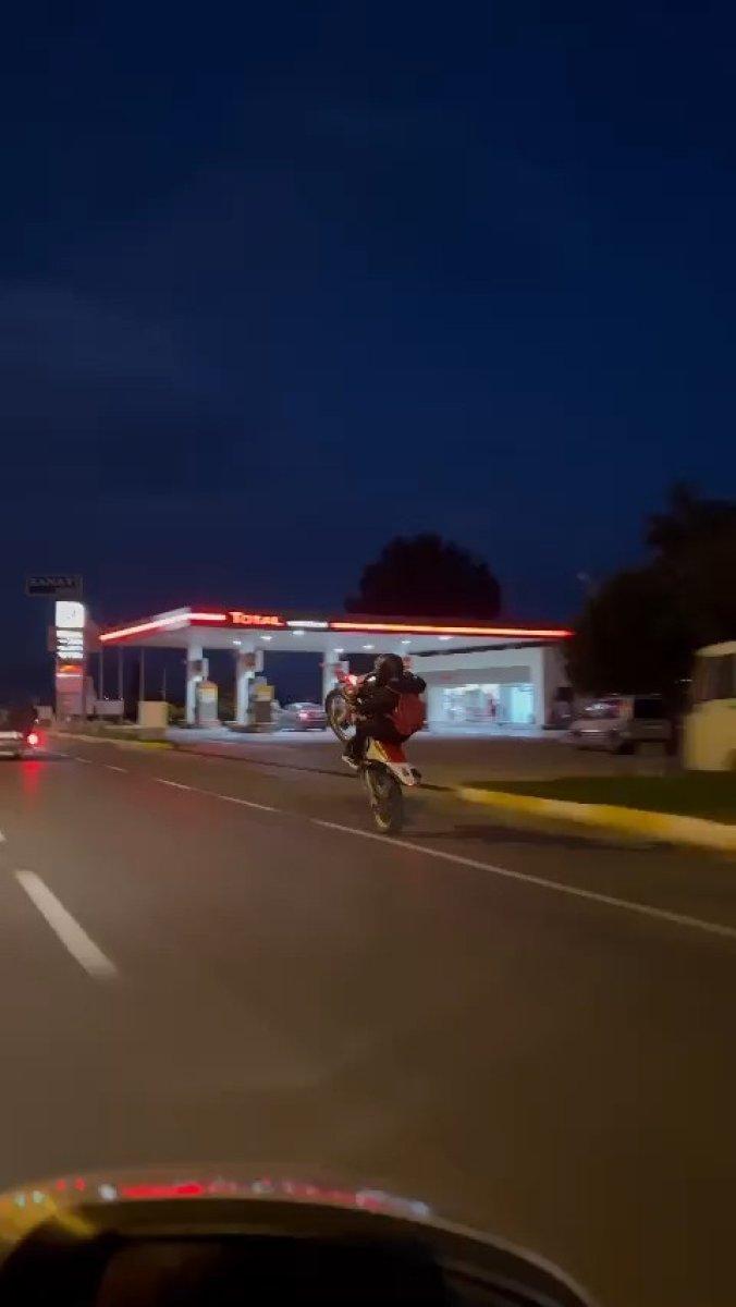 Balıkesir'de tek teker üzerindeki yolculuğa vatandaştan tepki