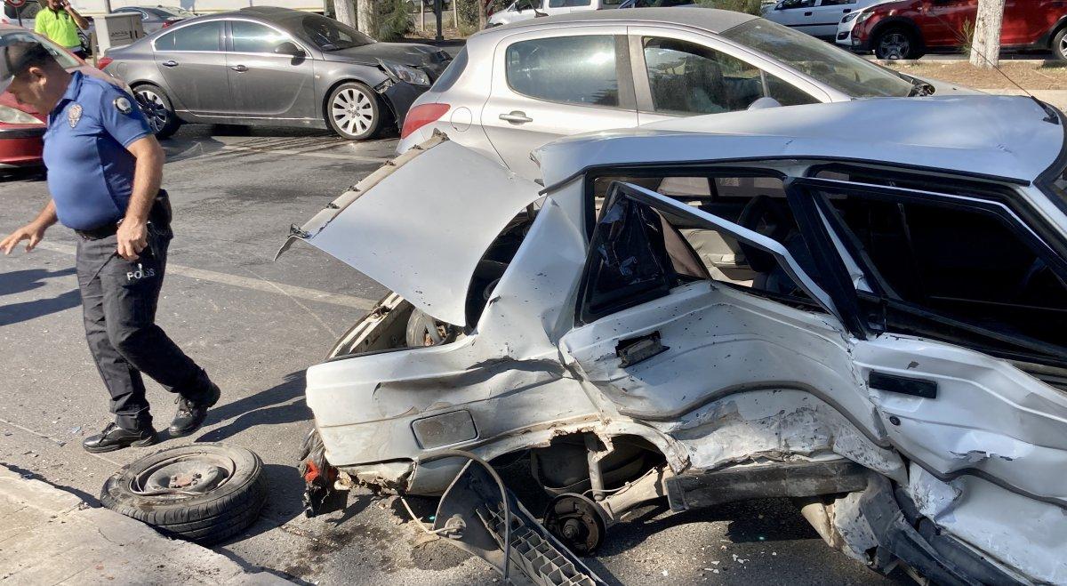 Mersin'deki kazada ortadan bükülen aracın tekeri fırladı