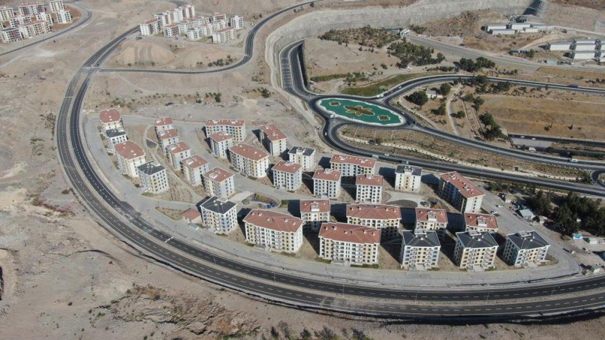 İzmir'de depremzedeler için 2 yılda 2 bin 245 konut yapıldı