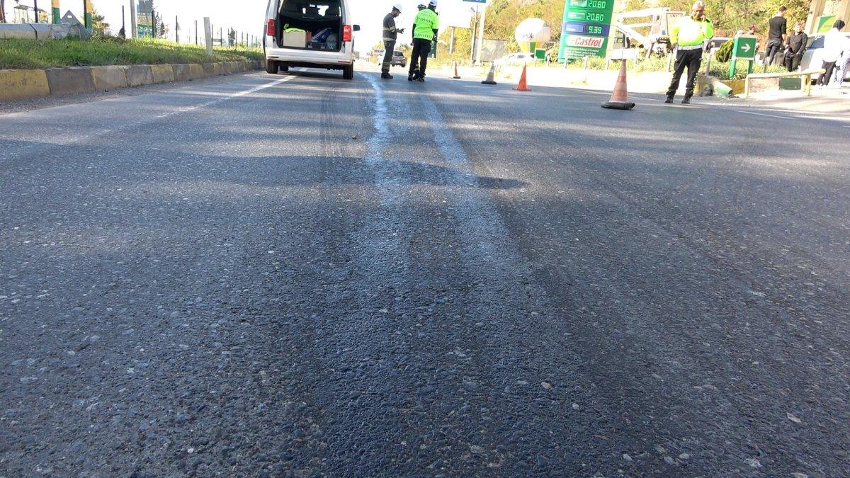 Zonguldak'ta yola yağ dökülünce araç kaza yaptı, 2 kişi yaralandı