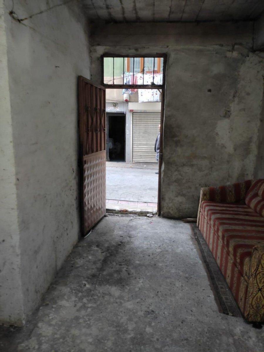 Esenler'de 4 bin liraya harabe daireyi kiraya vermek istedi
