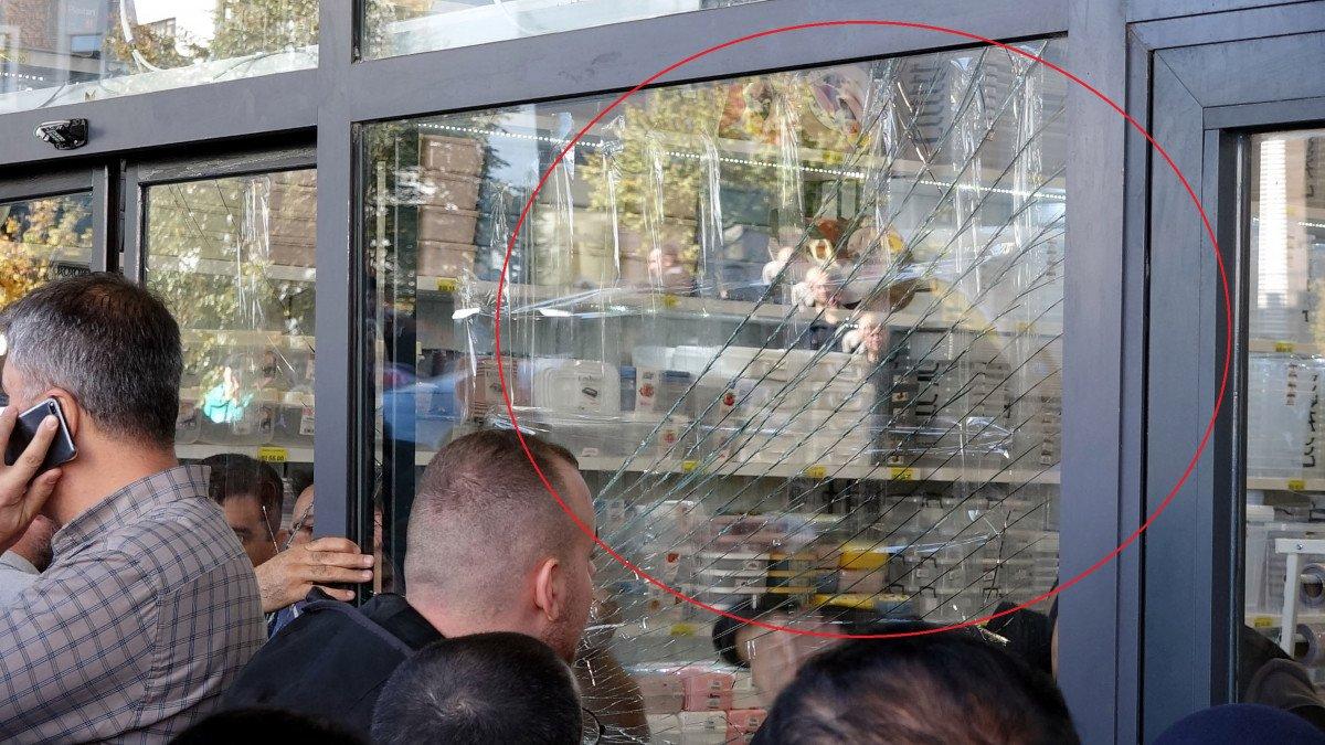 Sivas'ta yeni mağaza izdihamını polis ayırdı