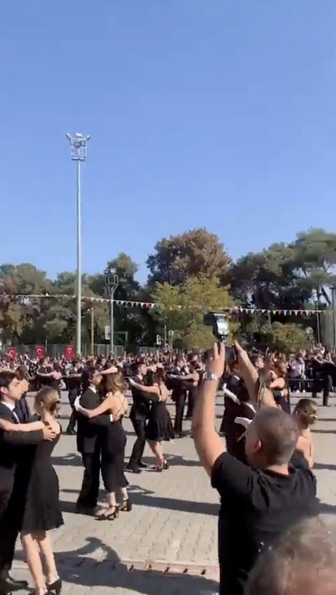 İzmir'de liseliler Cumhuriyet Bayramı'nı vals gösterisiyle kutladı