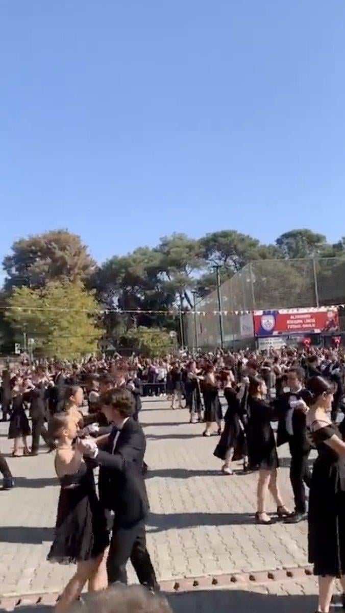 İzmir'de liseliler Cumhuriyet Bayramı'nı vals gösterisiyle kutladı