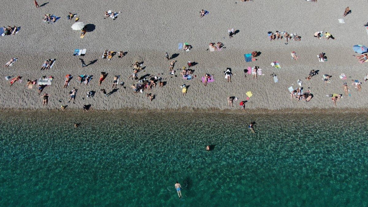 Antalya'da Kasım ayında bitmeyen yaz yoğunluğu