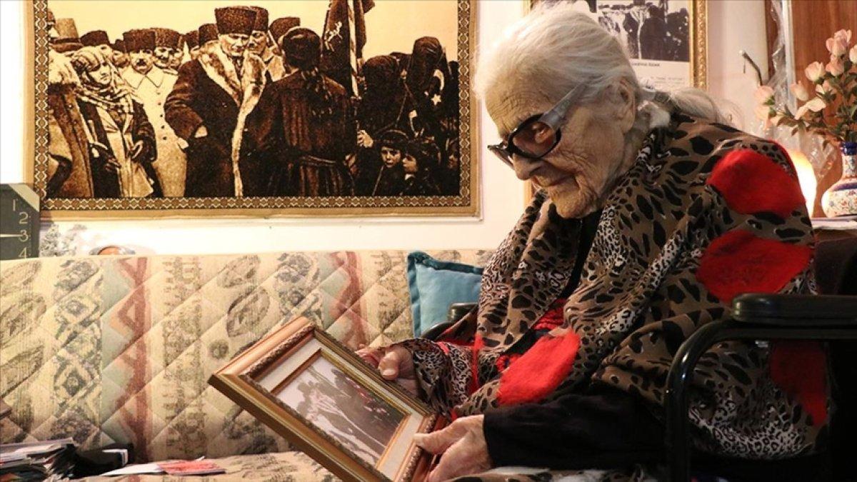 Cumhuriyet'in ilanına tanıklık eden Sabiha öğretmen, asırlık gururu yaşıyor