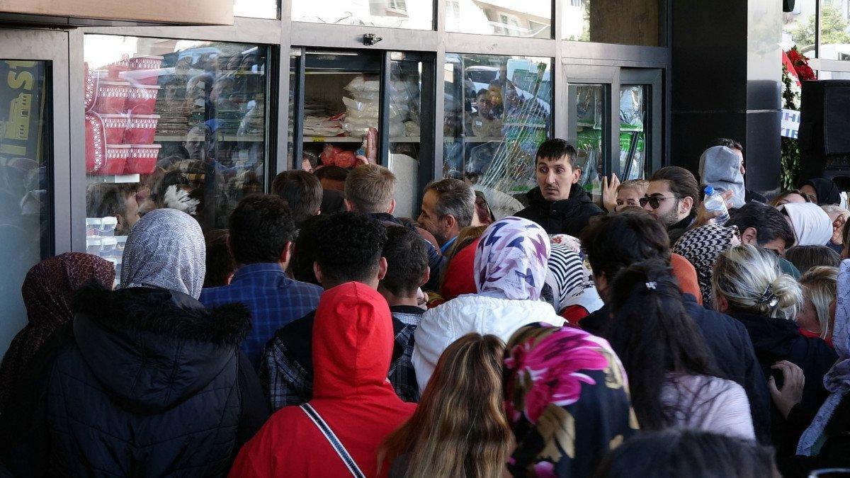 Sivas'ta yeni mağaza izdihamını polis ayırdı