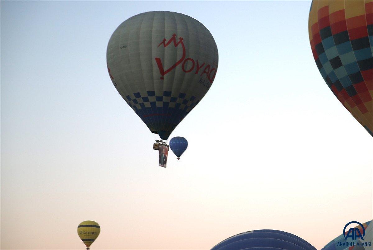 Kapadokya'da balonlar Türk bayrakları ve Atatürk posterleriyle uçtu