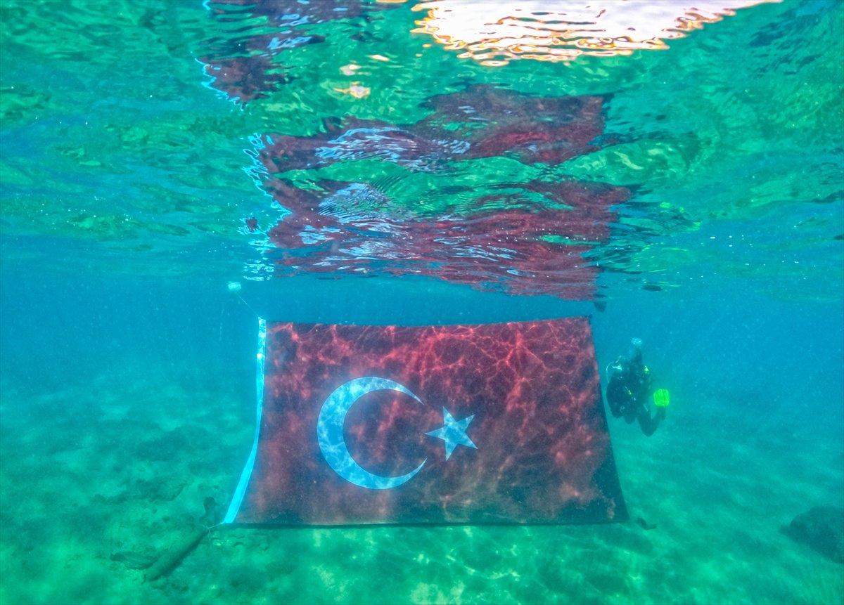 Mersin'de dalgıçlar, su altında Türk bayrağı açtı