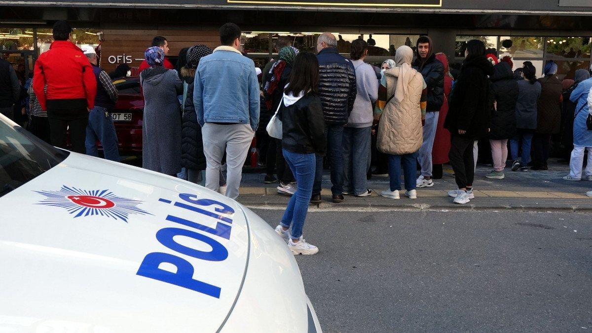 Sivas'ta yeni mağaza izdihamını polis ayırdı