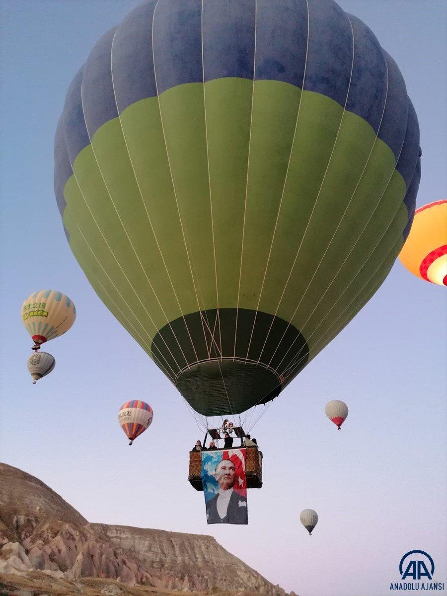 Kapadokya'da balonlar Türk bayrakları ve Atatürk posterleriyle uçtu