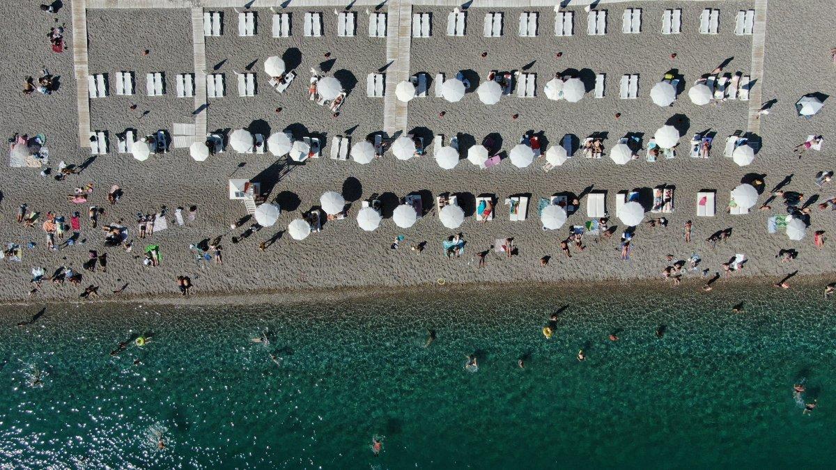 Antalya'da Kasım ayında bitmeyen yaz yoğunluğu