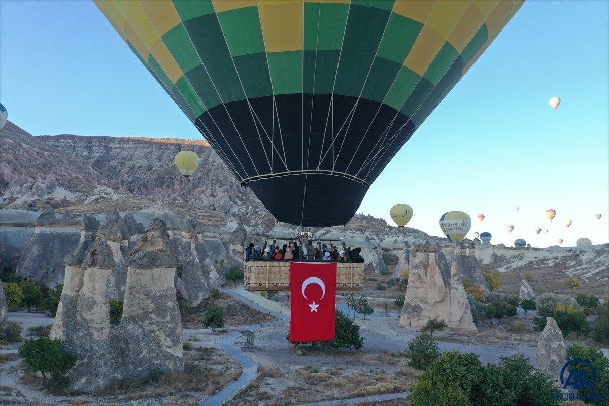 Kapadokya'da balonlar Türk bayrakları ve Atatürk posterleriyle uçtu