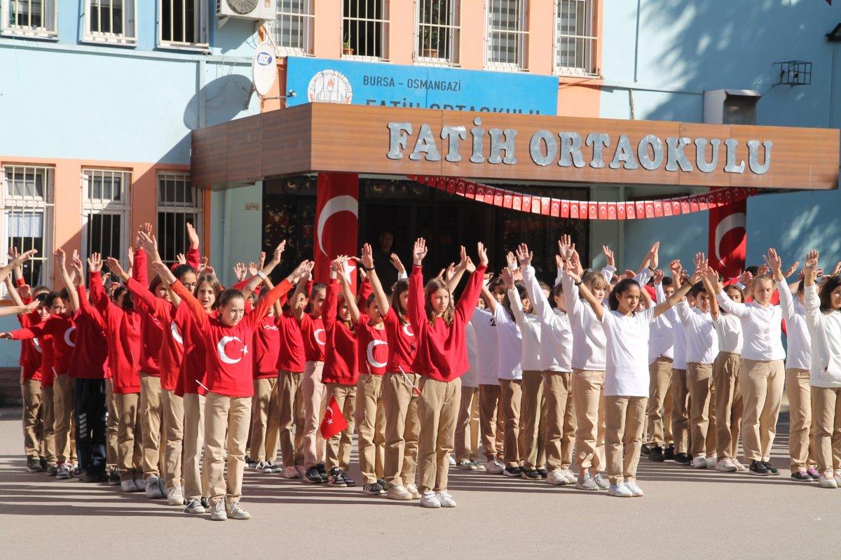 Bursa'da 300 öğrenci 'Cumhuriyet' yazdı, drone ile kaydedildi